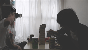 中指を立てた彼女